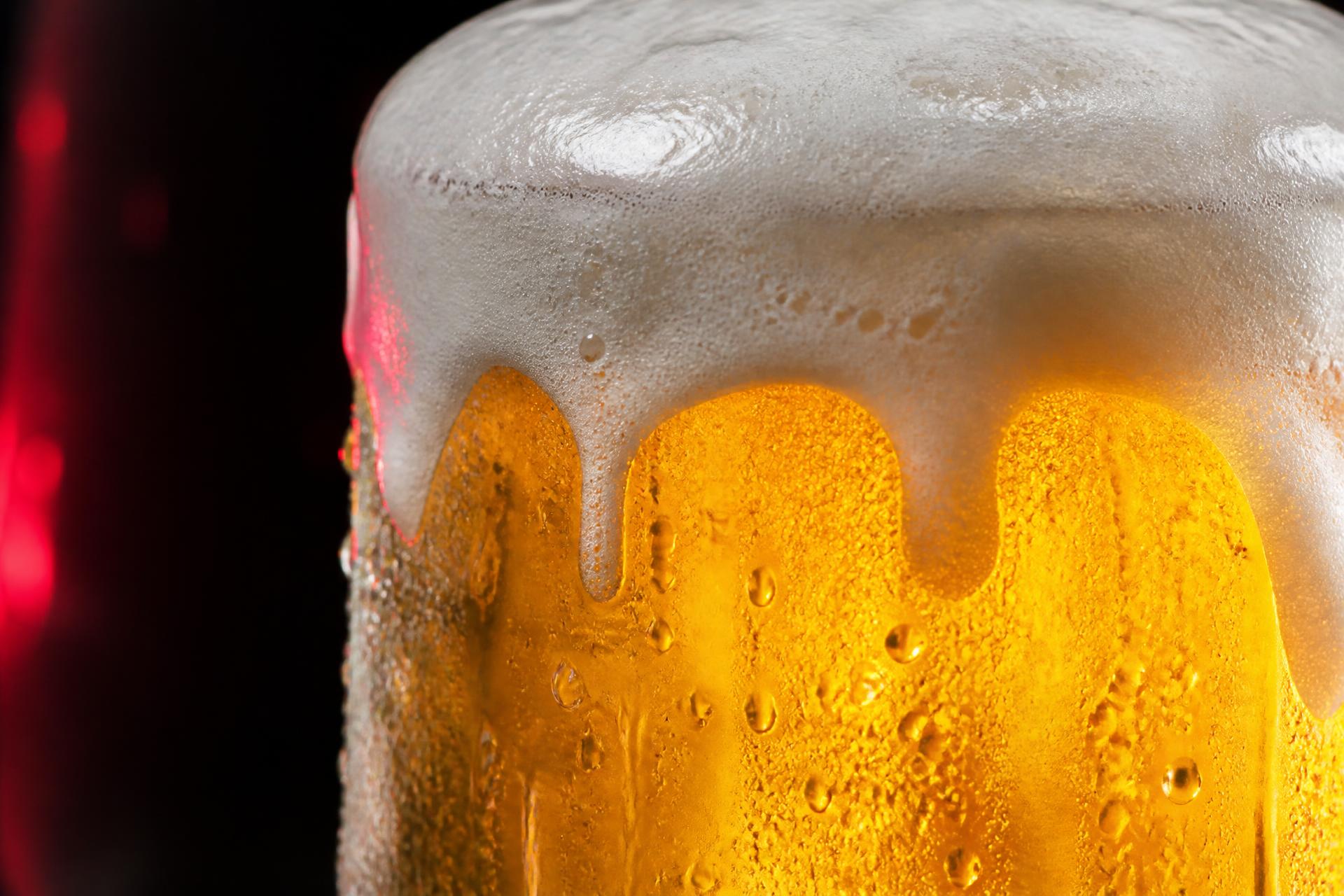 Copo de chopp gelado com espuma cremosa